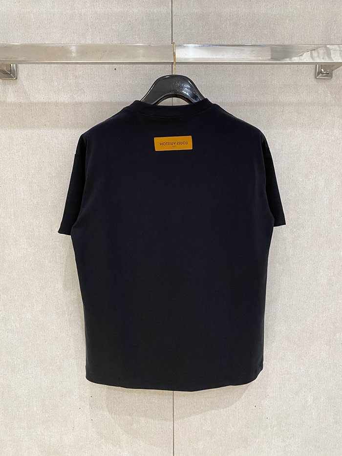 ルイヴィトン服コピー 人気店 Louis Vuitton 2026 SS プレ・スプリング 新作 刺繍入りコットンクルーネックTシャツ JP4649(1158)ルイヴィトン Tシャツ黒 - 画像 (4)