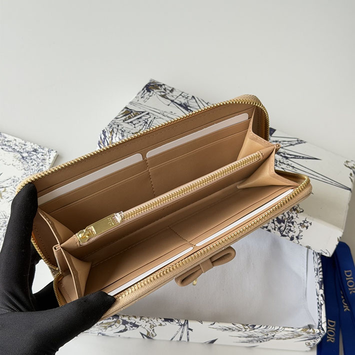 最高級ディオールスーパーコピー Lady Dior Voyageur スリムウォレット ポリッジ S2600OUQC_9776 ディオール 財布 アウトレット - 画像 (4)