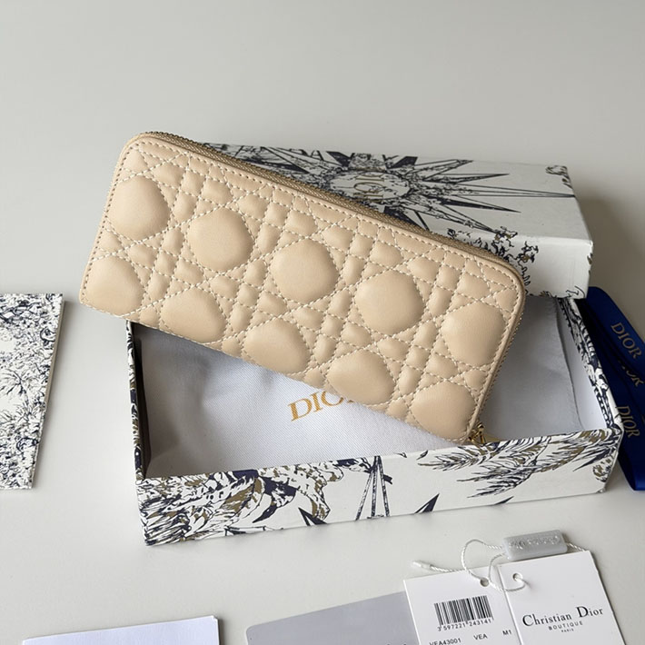 最高級ディオールスーパーコピー Lady Dior Voyageur スリムウォレット ポリッジ S2600OUQC_9776 ディオール 財布 アウトレット - 画像 (11)