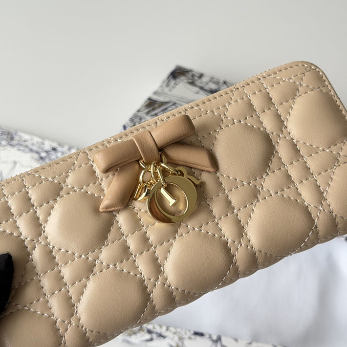 最高級ディオールスーパーコピー Lady Dior Voyageur スリムウォレット ポリッジ S2600OUQC_9776 ディオール 財布 アウトレット - 画像 (7)