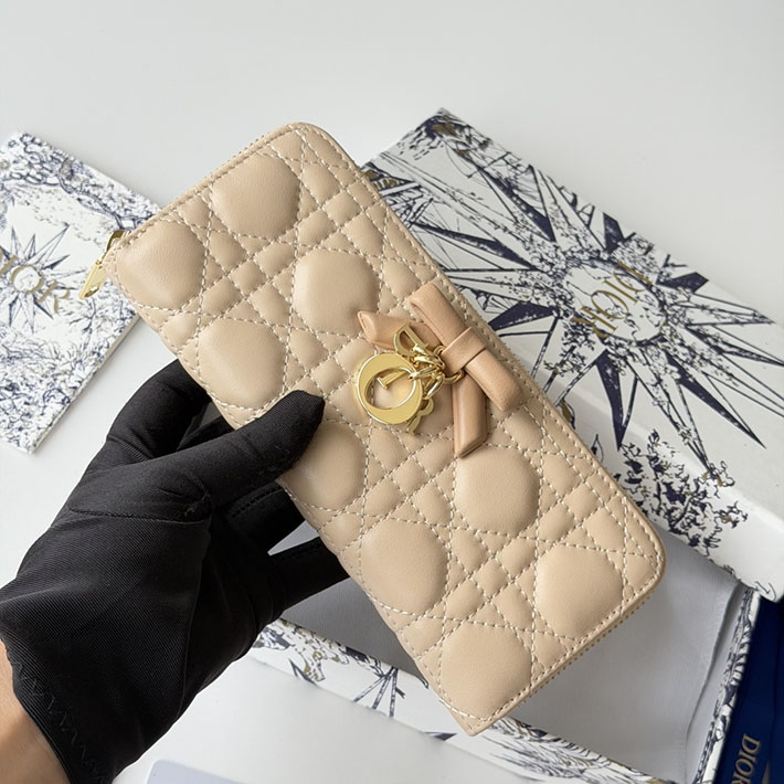 最高級ディオールスーパーコピー Lady Dior Voyageur スリムウォレット ポリッジ S2600OUQC_9776 ディオール 財布 アウトレット - 画像 (5)