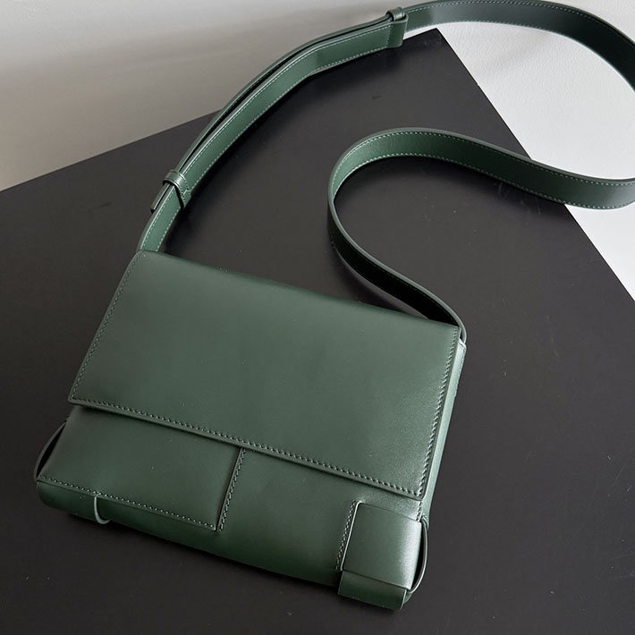 最高級ボッテガスーパーコピー Bottega Veneta アンゴロ メッセンジャー アルピグリーン 867404V6HU03123 ボッテガ バッグ メンズ アウトレット - 画像 (8)