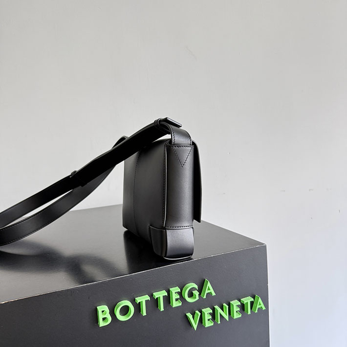 最高級ボッテガスーパーコピー Bottega Veneta アンゴロ メッセンジャー ブラック 867404V6HU08803 ボッテガ バッグ メンズ 新作 - 画像 (9)