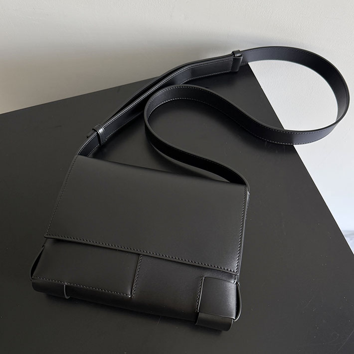 最高級ボッテガスーパーコピー Bottega Veneta アンゴロ メッセンジャー ブラック 867404V6HU08803 ボッテガ バッグ メンズ 新作 - 画像 (8)