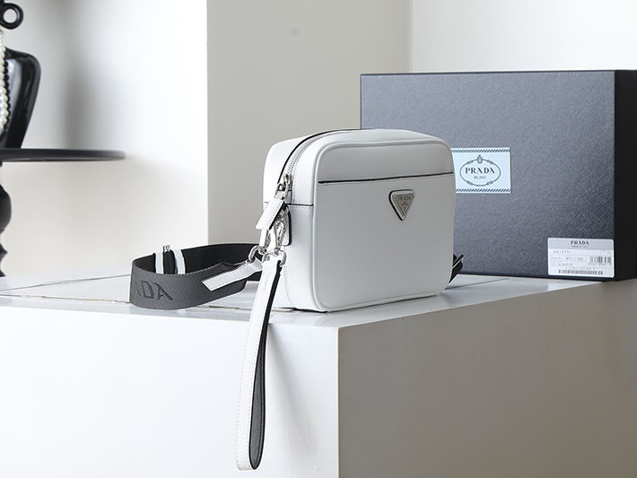 プラダ バッグ メンズ 新作 PRADA サフィアーノレザー ショルダーバッグ チョークホワイトN 2VH210_9Z2_F0VCN プラダ バッグ メンズ ショルダー - 画像 (9)