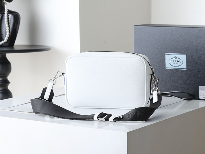 プラダ バッグ メンズ 新作 PRADA サフィアーノレザー ショルダーバッグ チョークホワイトN 2VH210_9Z2_F0VCN プラダ バッグ メンズ ショルダー - 画像 (8)