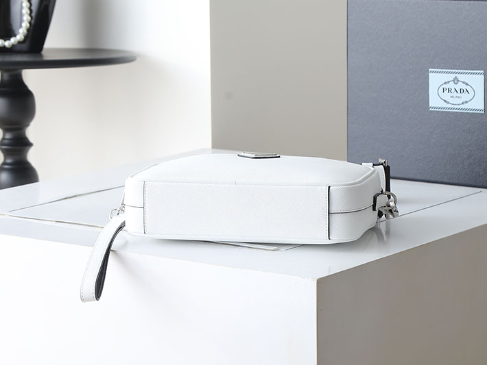 プラダ バッグ メンズ 新作 PRADA サフィアーノレザー ショルダーバッグ チョークホワイトN 2VH210_9Z2_F0VCN プラダ バッグ メンズ ショルダー - 画像 (7)