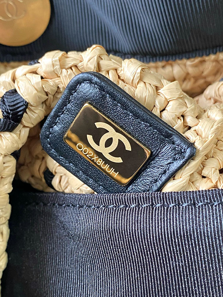 シャネル 新作バッグ 2026 CHANEL スモールショッピングバッグ ベージュ ブラック AS5811 B22059 U6017 シャネル トートバッグ 公式 - 画像 (5)