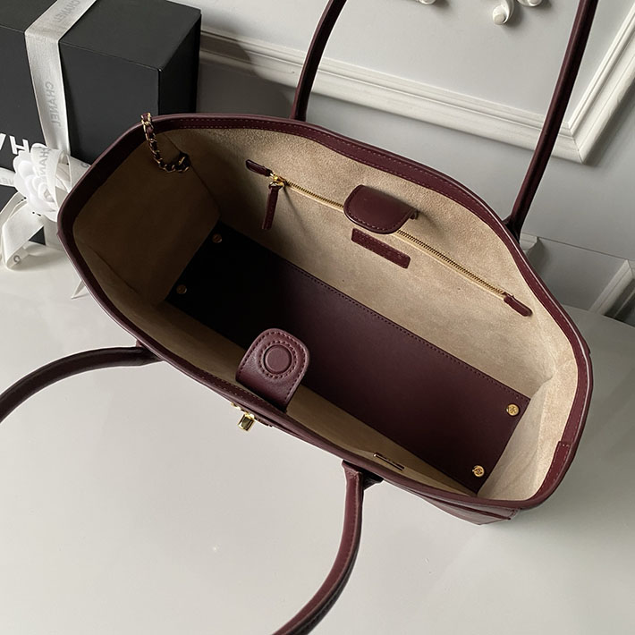 シャネル 新作バッグ 2026 CHANEL スモール ショッピング バッグ ダークバーガンディー AS6243-B24023-U8393 シャネル トートバッグ 人気 - 画像 (4)