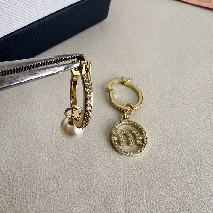 最高級MiuMiuスーパーコピー MiuMiu ロゴ パール ラインストーン ネックレス 5JC754 ゴールド 2634489 ミュウミュウ ピアス アウトレット - 画像 (5)