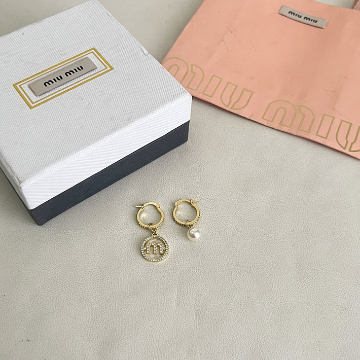 最高級MiuMiuスーパーコピー MiuMiu ロゴ パール ラインストーン ネックレス 5JC754 ゴールド 2634489 ミュウミュウ ピアス アウトレット - 画像 (3)
