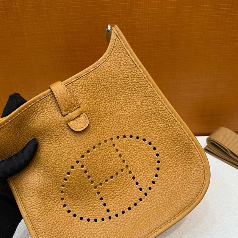 エルメスコピー通販 HERMES エヴリン3 23 セサミ トリヨンクレマンス シルバー金具 H087941CK2S エルメス エヴリンⅢ - 画像 (9)