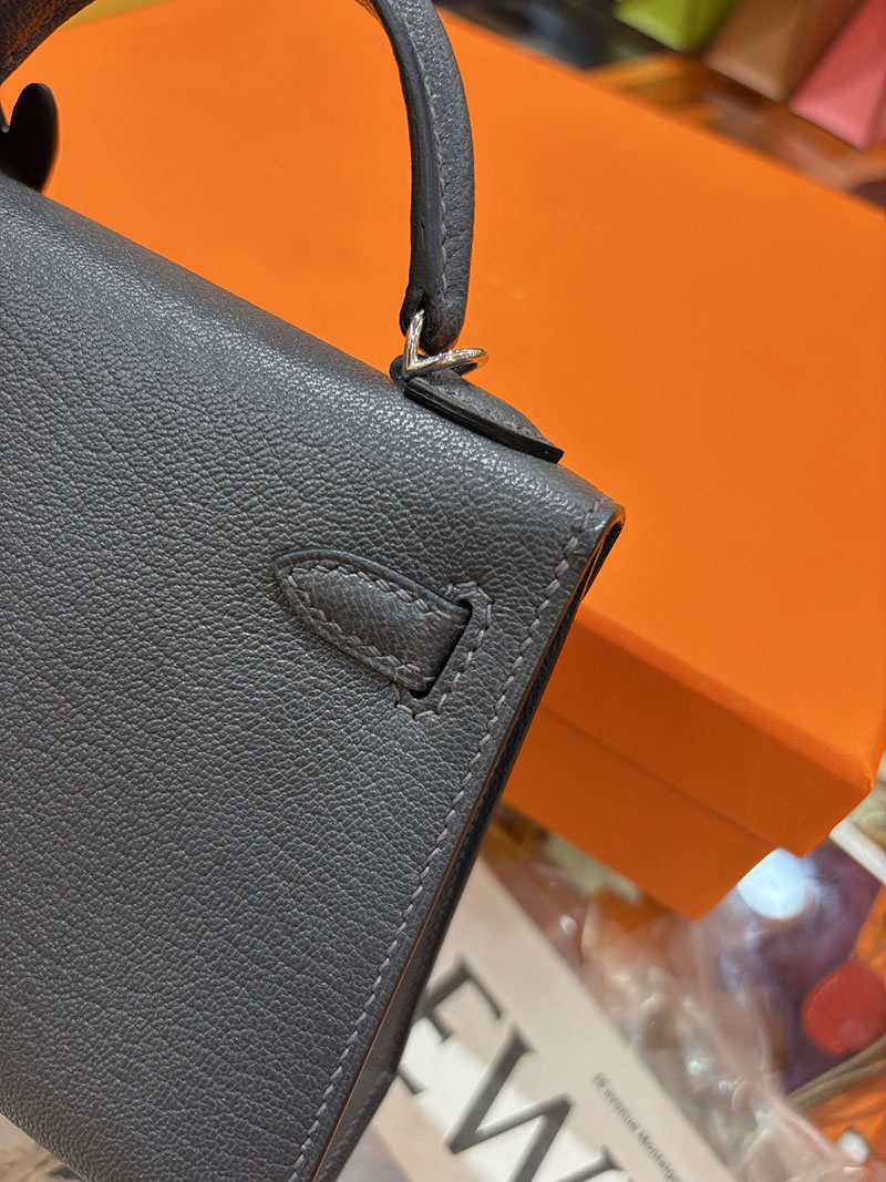 ミニケリー 定価 HERMES ケリーミニ2 外縫い グラファイト シェブルミゾル シルバー金具 H073628CK88 エルメス ケリーミニ2 - 画像 (4)