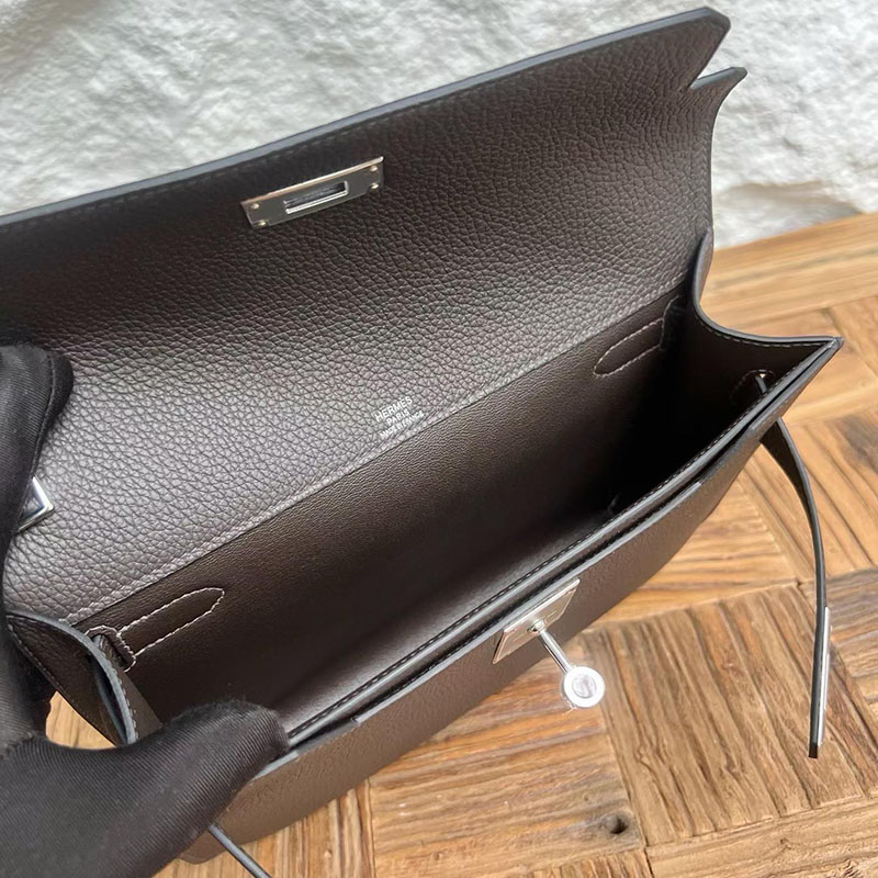 エルメスの人気バッグ HERMES ケリーデペッシュ25 エベンヌ トゴ シルバー金具 H082295CK46 ケリーデペッシュ 定価 - 画像 (3)
