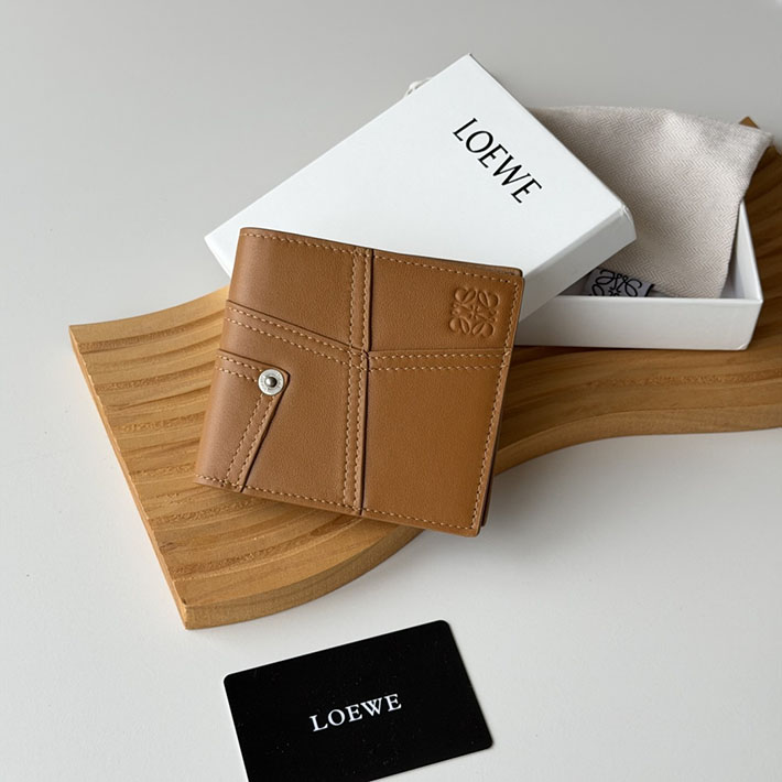 ロエベ 二つ折り財布 レディース