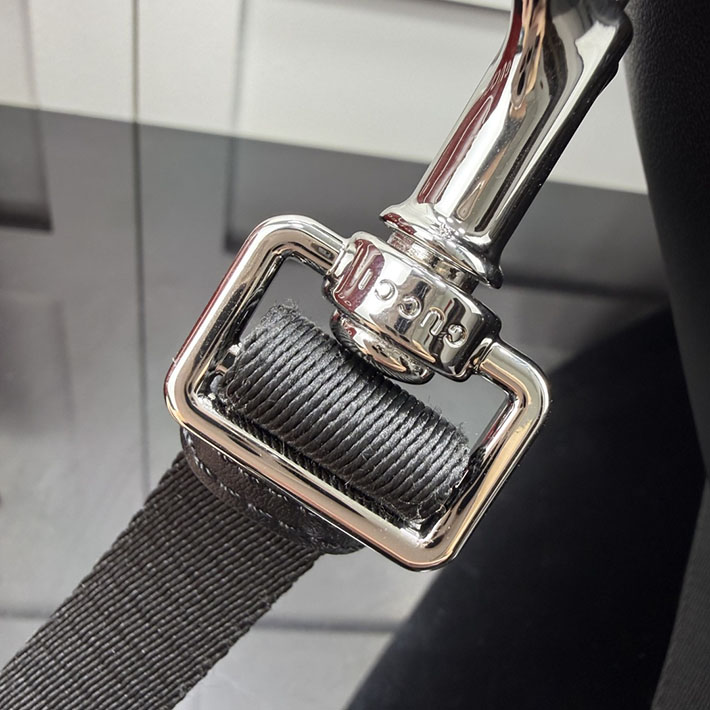 グッチ直営アウトレット店 GUCCI タグ ミディアム クロスボディバッグ ブラック 875377 AAGSW 1000 グッチ バッグ メンズ - 画像 (4)