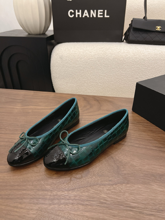 最高級シャネルスーパーコピー CHANEL 【シャネル】バレエ フラット ポインテッドトゥ クロコダイル エナメル リボン CC ロゴ ダークグリーン ブラック シャネル バレリーナ - 画像 (3)