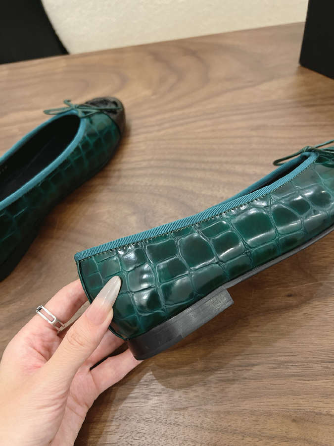 最高級シャネルスーパーコピー CHANEL 【シャネル】バレエ フラット ポインテッドトゥ クロコダイル エナメル リボン CC ロゴ ダークグリーン ブラック シャネル バレリーナ - 画像 (8)