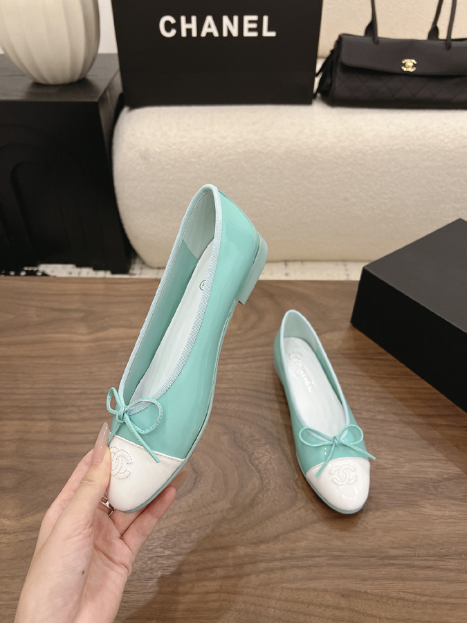最高級シャネルスーパーコピー CHANEL 【シャネル】バレエ フラット シューズ ラウンドトゥ リボン CC ロゴ ミント ブルー & ホワイト ツートン シャネル バレリーナ リボン - 画像 (4)