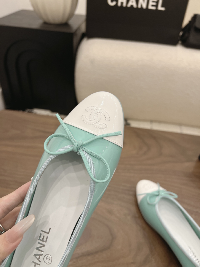 最高級シャネルスーパーコピー CHANEL 【シャネル】バレエ フラット シューズ ラウンドトゥ リボン CC ロゴ ミント ブルー & ホワイト ツートン シャネル バレリーナ リボン - 画像 (6)