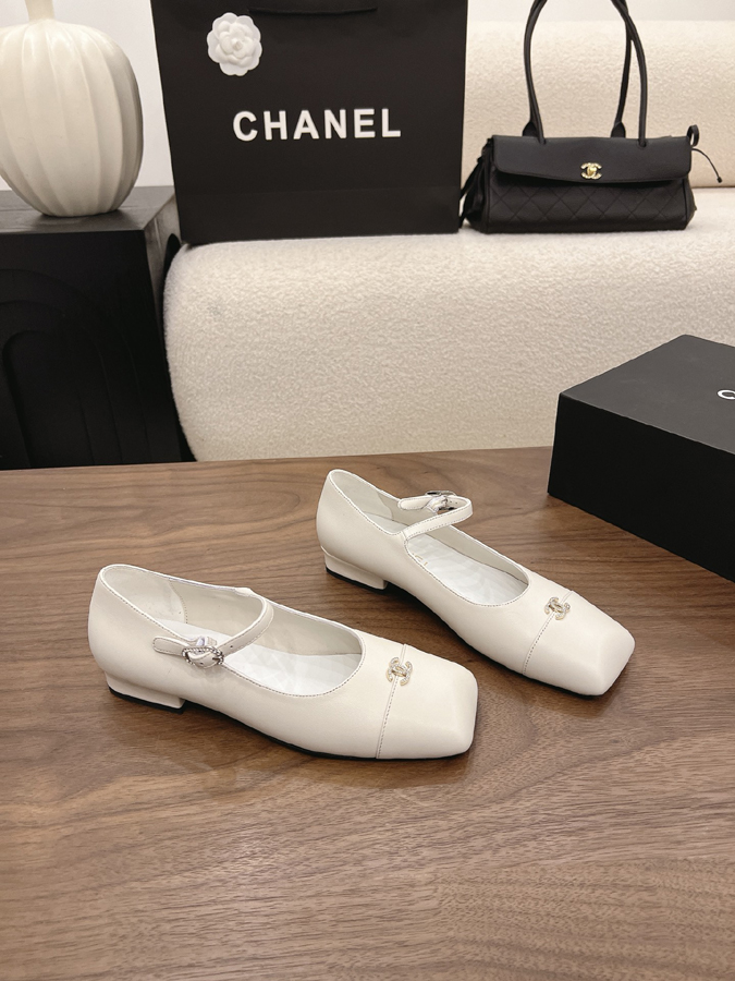 最高級シャネルスーパーコピー CHANEL 【シャネル】マリージェーン フラット シューズ スクエアトゥ ワンストラップ バックル CC ロゴ オフホワイト シャネル バレリーナ ラムスキン - 画像 (9)