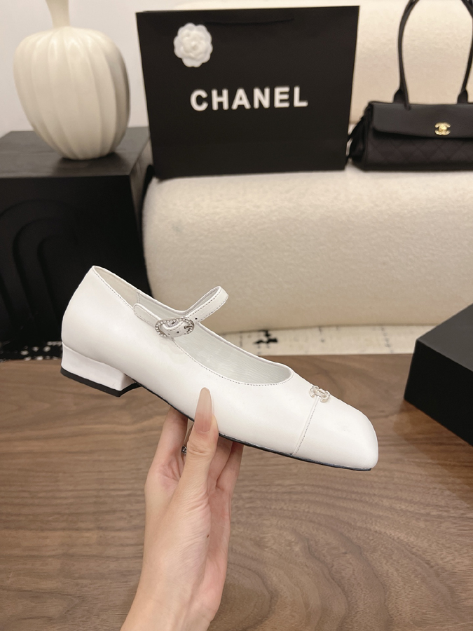 最高級シャネルスーパーコピー CHANEL 【シャネル】マリージェーン フラット シューズ スクエアトゥ ワンストラップ バックル CC ロゴ ピュア ホワイト シャネルビーチサンダル シャネル バレリーナ スクエアトゥ - 画像 (5)