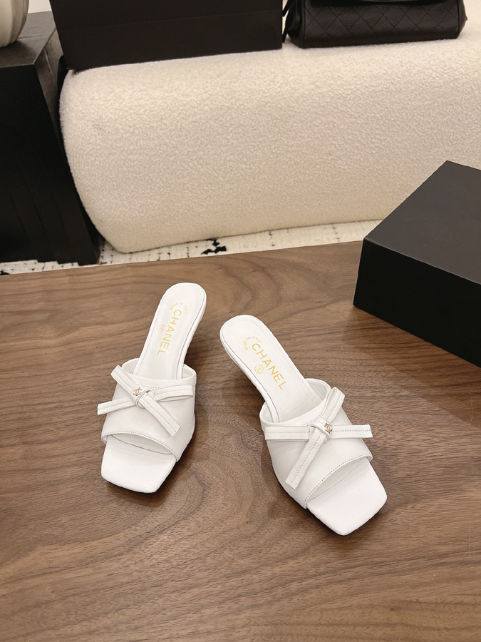 最高級シャネルスーパーコピー CHANEL 【シャネル】ミュール パンプス リボン スクエアトゥ キャットヒール CC ロゴ ピュア ホワイト ラムスキン シャネルビーチサンダル - 画像 (2)