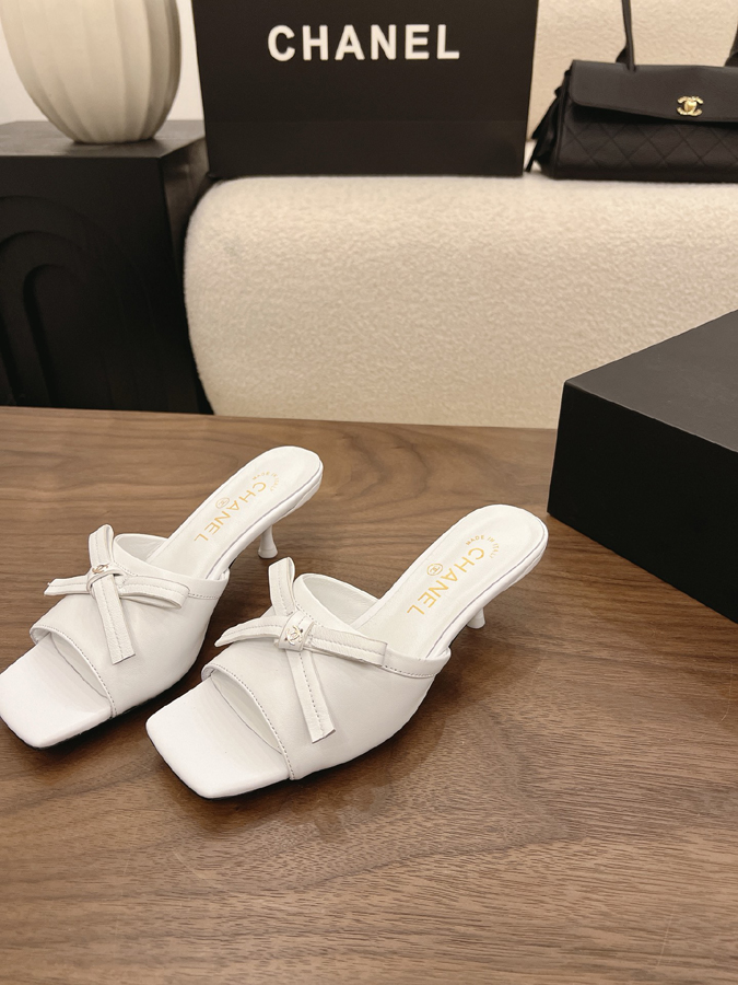 最高級シャネルスーパーコピー CHANEL 【シャネル】ミュール パンプス リボン スクエアトゥ キャットヒール CC ロゴ ピュア ホワイト ラムスキン シャネルビーチサンダル - 画像 (3)