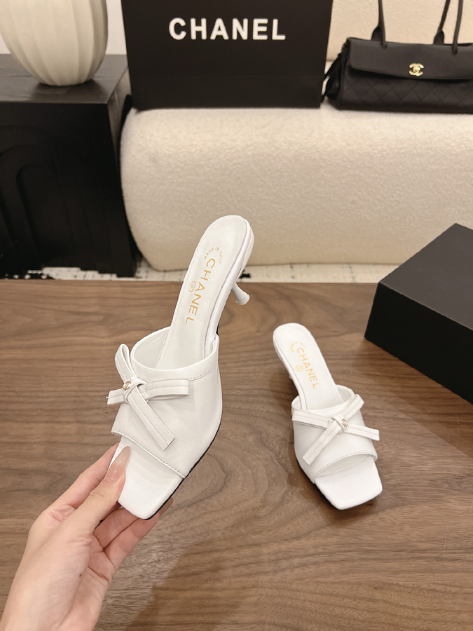 最高級シャネルスーパーコピー CHANEL 【シャネル】ミュール パンプス リボン スクエアトゥ キャットヒール CC ロゴ ピュア ホワイト ラムスキン シャネルビーチサンダル - 画像 (4)