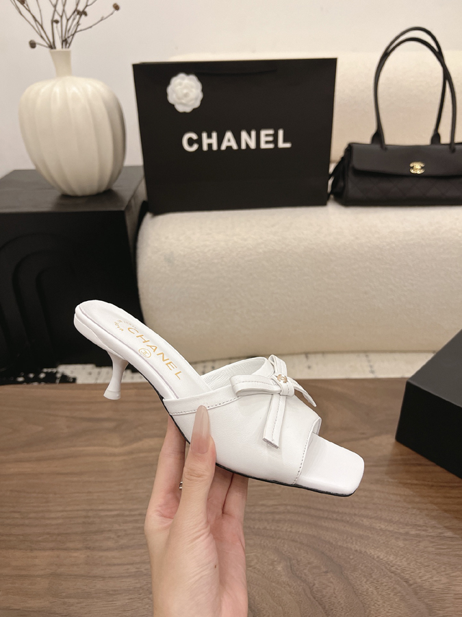 最高級シャネルスーパーコピー CHANEL 【シャネル】ミュール パンプス リボン スクエアトゥ キャットヒール CC ロゴ ピュア ホワイト ラムスキン シャネルビーチサンダル - 画像 (5)