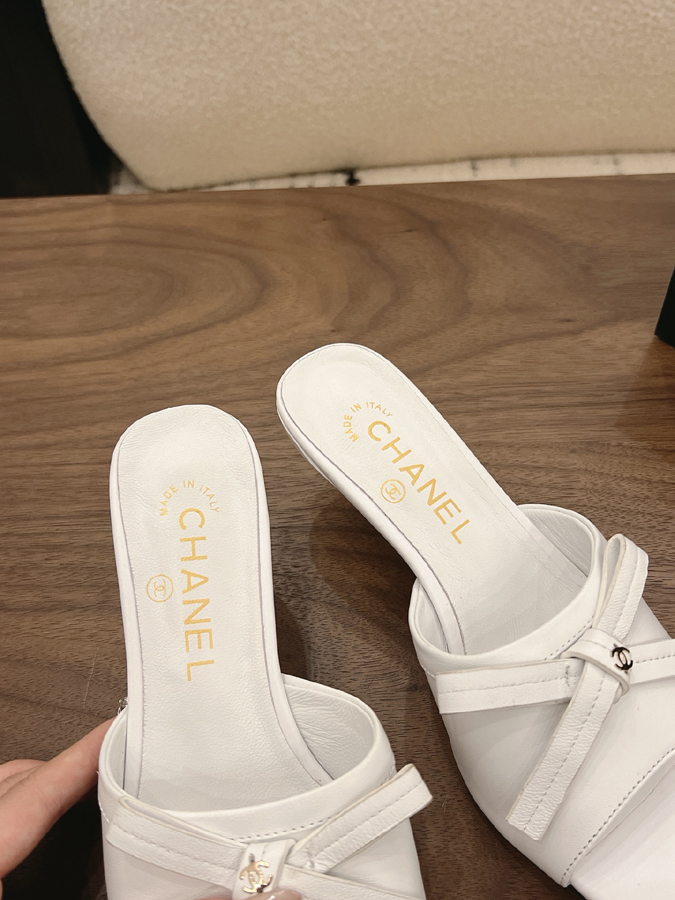 最高級シャネルスーパーコピー CHANEL 【シャネル】ミュール パンプス リボン スクエアトゥ キャットヒール CC ロゴ ピュア ホワイト ラムスキン シャネルビーチサンダル - 画像 (6)