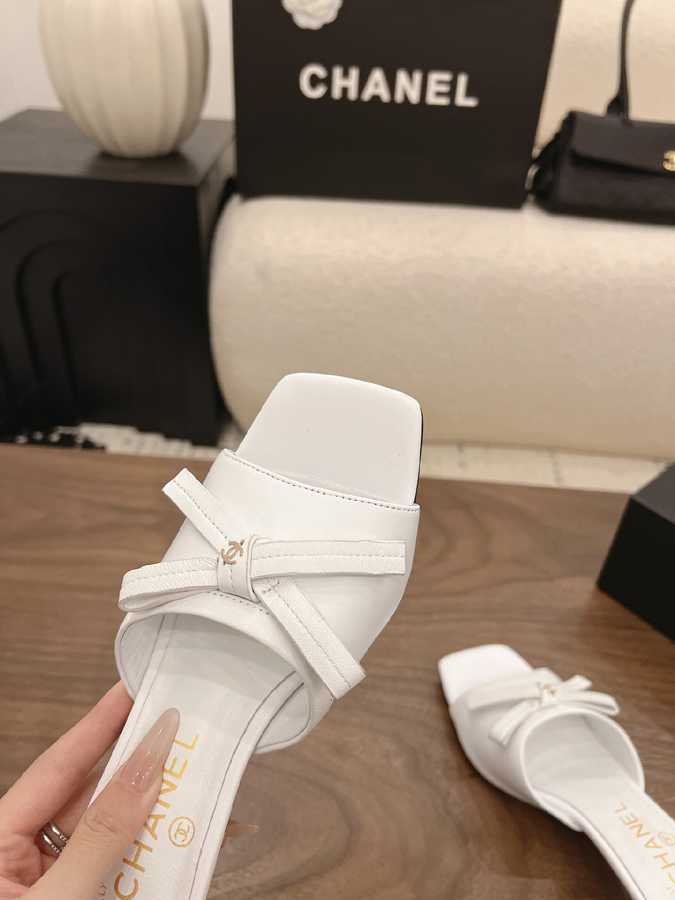 最高級シャネルスーパーコピー CHANEL 【シャネル】ミュール パンプス リボン スクエアトゥ キャットヒール CC ロゴ ピュア ホワイト ラムスキン シャネルビーチサンダル - 画像 (7)