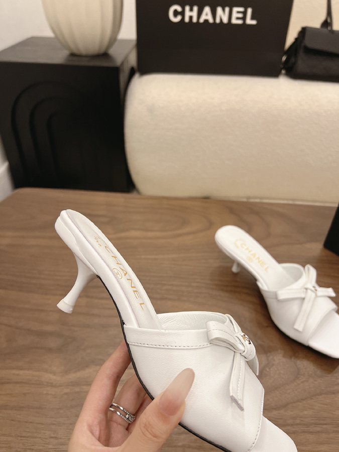 最高級シャネルスーパーコピー CHANEL 【シャネル】ミュール パンプス リボン スクエアトゥ キャットヒール CC ロゴ ピュア ホワイト ラムスキン シャネルビーチサンダル - 画像 (8)