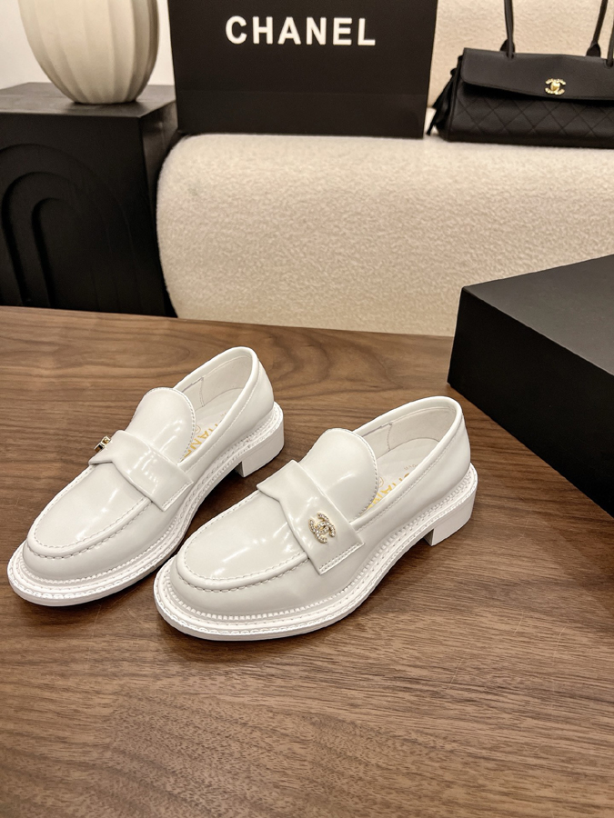 最高級シャネルスーパーコピー CHANELシャネル ローファー ダブルC ホワイト エナメル 厚底 レディース シャネル 靴 ローファー - 画像 (3)