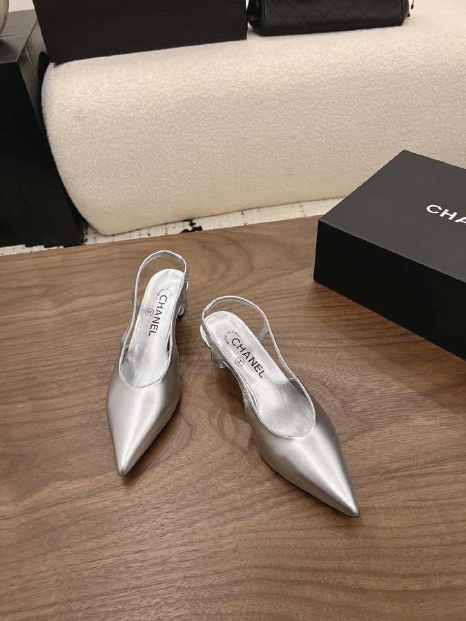 最高級シャネルスーパーコピー シャネル スリングバック パンプス ダブルC シルバー パテント デザイン レディース シャネルサンダルメルカリ - 画像 (2)