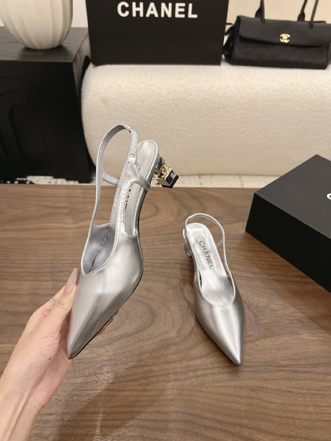 最高級シャネルスーパーコピー シャネル スリングバック パンプス ダブルC シルバー パテント デザイン レディース シャネルサンダルメルカリ - 画像 (4)