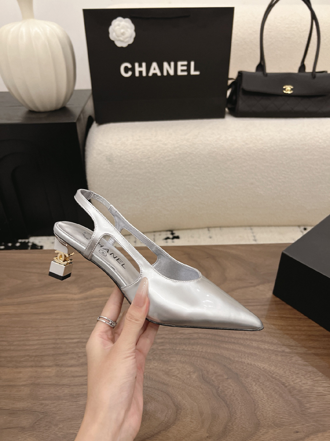 最高級シャネルスーパーコピー シャネル スリングバック パンプス ダブルC シルバー パテント デザイン レディース シャネルサンダルメルカリ - 画像 (5)