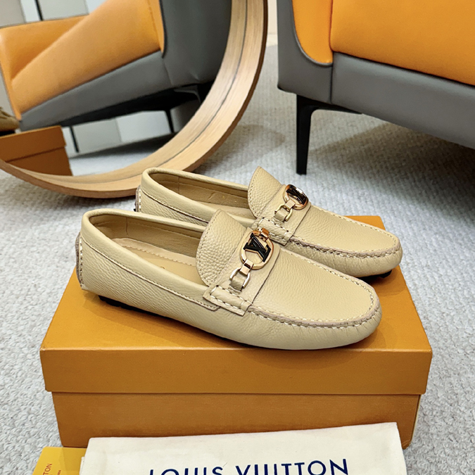 最高級ルイヴィトンスーパーコピー ルイ・ヴィトン ローファー アイボリー プレーン カーフスキン シルバー LV バックル スリッポン 紳士靴 - 画像 (3)