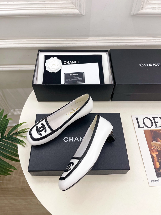 最高級シャネルスーパーコピー シャネル パンプス ホワイト ブラック アクセント メタル ダブルC キャットヒール オフィス シューズ シャネル バレエシューズ - 画像 (3)
