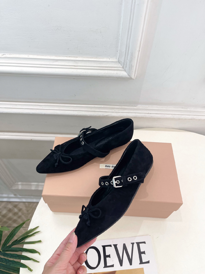 最高級ミュウミュウスーパーコピー MiuMiu 2026新作 ミュウミュウ メリージェーン シューズ 黑 スエード リボン アイレット バックル MiuMiuメリージェーン コピー - 画像 (3)