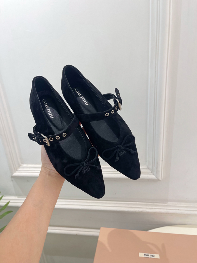 最高級ミュウミュウスーパーコピー MiuMiu 2026新作 ミュウミュウ メリージェーン シューズ 黑 スエード リボン アイレット バックル MiuMiuメリージェーン コピー - 画像 (4)