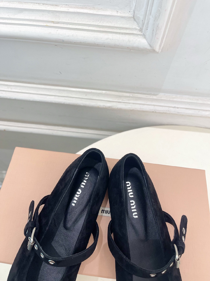 最高級ミュウミュウスーパーコピー MiuMiu 2026新作 ミュウミュウ メリージェーン シューズ 黑 スエード リボン アイレット バックル MiuMiuメリージェーン コピー - 画像 (7)