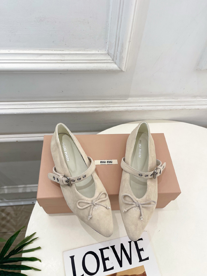 最高級ミュウミュウスーパーコピー MiuMiu 2026新作 ミュウミュウ メリージェーン シューズ ベージュ スエード リボン アイレット バックル ミュウミュウ バレリーナ コピー - 画像 (2)