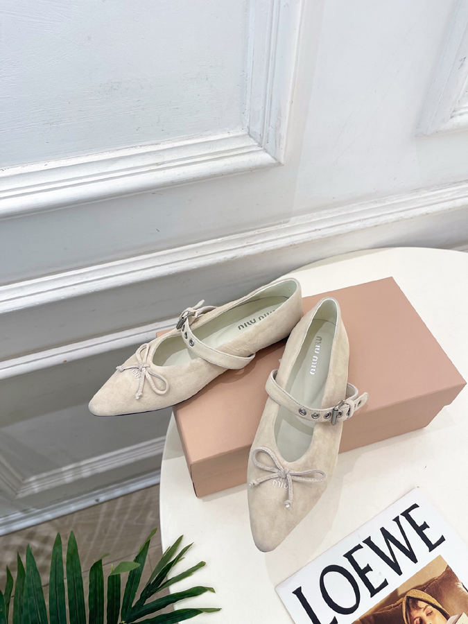 最高級ミュウミュウスーパーコピー MiuMiu 2026新作 ミュウミュウ メリージェーン シューズ ベージュ スエード リボン アイレット バックル ミュウミュウ バレリーナ コピー - 画像 (3)