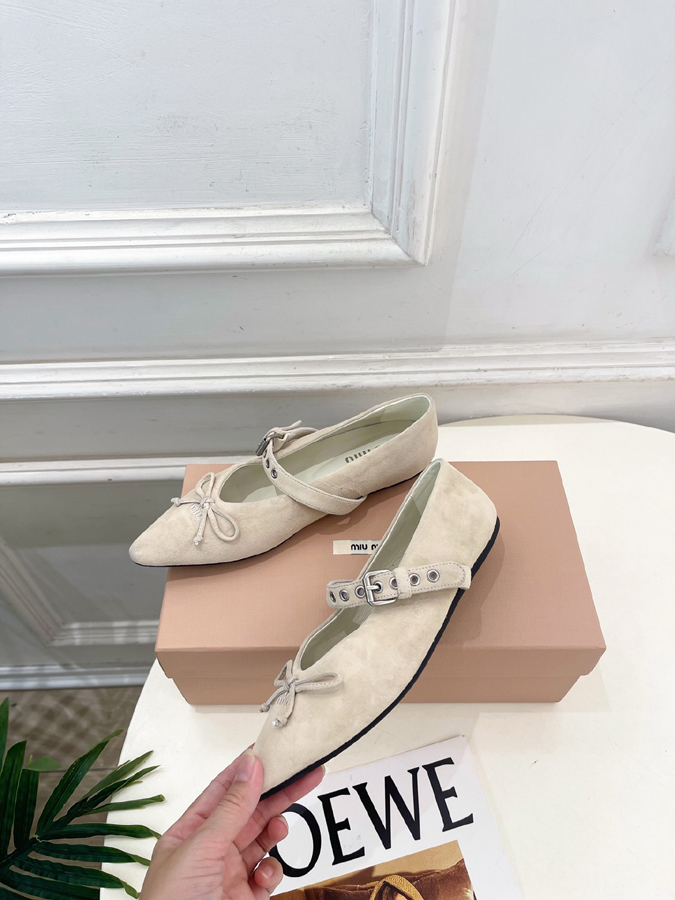 最高級ミュウミュウスーパーコピー MiuMiu 2026新作 ミュウミュウ メリージェーン シューズ ベージュ スエード リボン アイレット バックル ミュウミュウ バレリーナ コピー - 画像 (4)