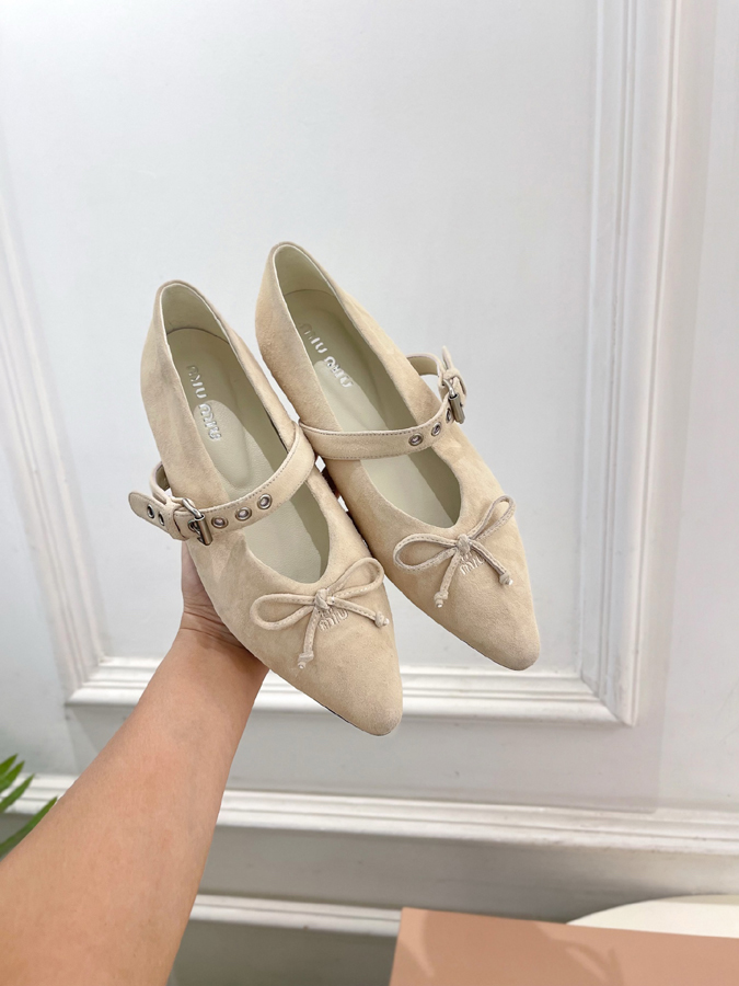 最高級ミュウミュウスーパーコピー MiuMiu 2026新作 ミュウミュウ メリージェーン シューズ ベージュ スエード リボン アイレット バックル ミュウミュウ バレリーナ コピー - 画像 (5)