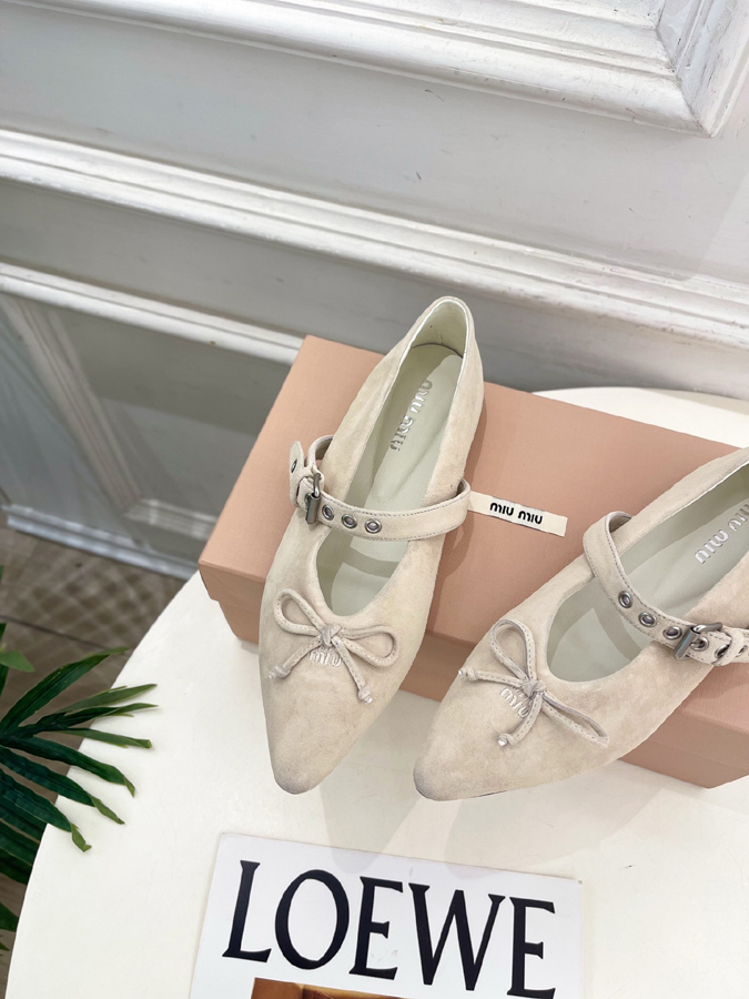 最高級ミュウミュウスーパーコピー MiuMiu 2026新作 ミュウミュウ メリージェーン シューズ ベージュ スエード リボン アイレット バックル ミュウミュウ バレリーナ コピー - 画像 (6)