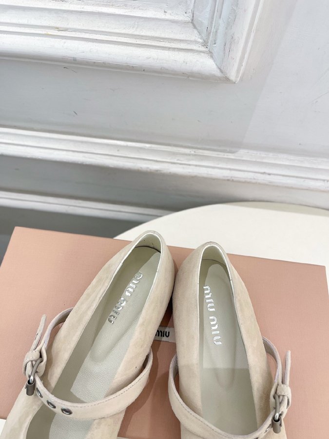 最高級ミュウミュウスーパーコピー MiuMiu 2026新作 ミュウミュウ メリージェーン シューズ ベージュ スエード リボン アイレット バックル ミュウミュウ バレリーナ コピー - 画像 (7)