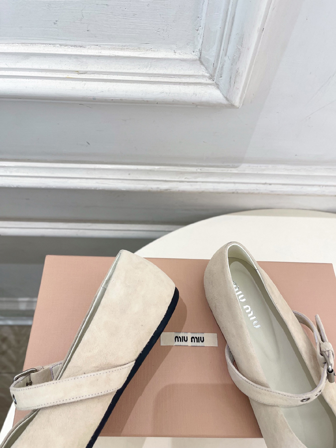最高級ミュウミュウスーパーコピー MiuMiu 2026新作 ミュウミュウ メリージェーン シューズ ベージュ スエード リボン アイレット バックル ミュウミュウ バレリーナ コピー - 画像 (8)