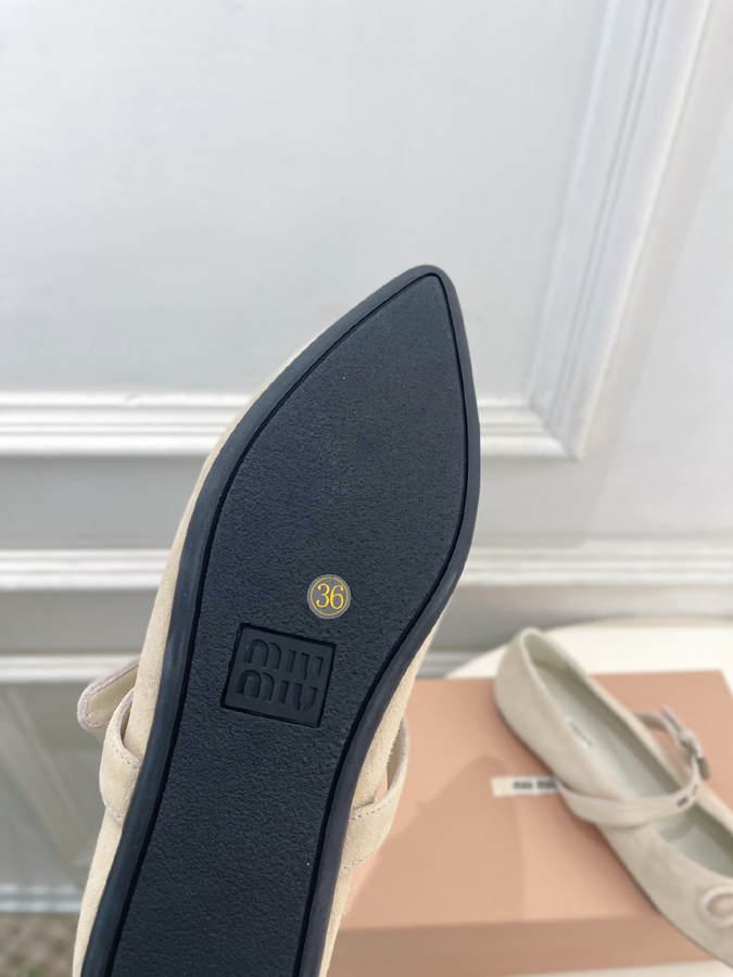 最高級ミュウミュウスーパーコピー MiuMiu 2026新作 ミュウミュウ メリージェーン シューズ ベージュ スエード リボン アイレット バックル ミュウミュウ バレリーナ コピー - 画像 (9)